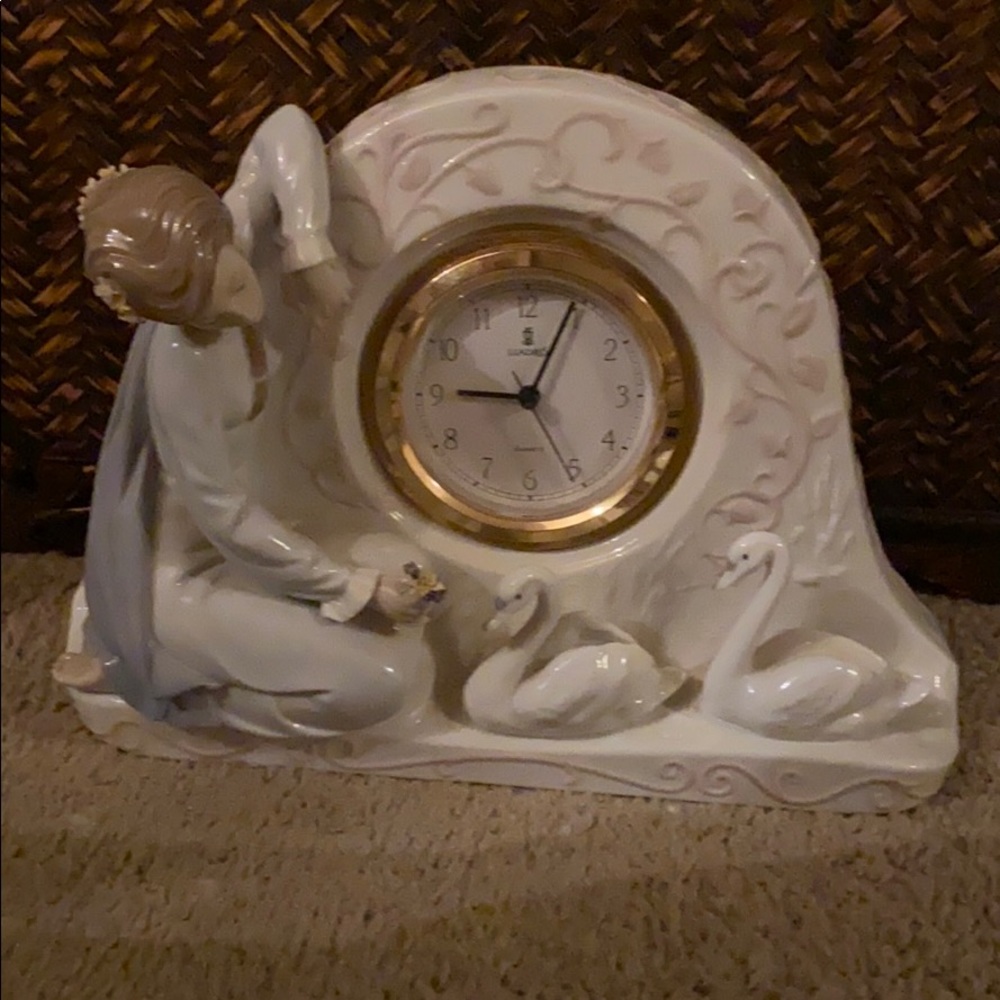 Llardro swan clock